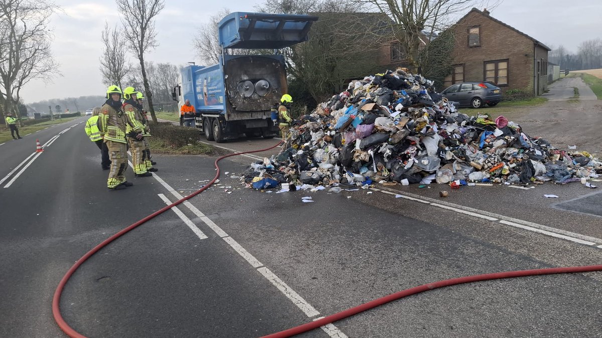 Lading vuilniswagen vliegt in brand op Heereweg