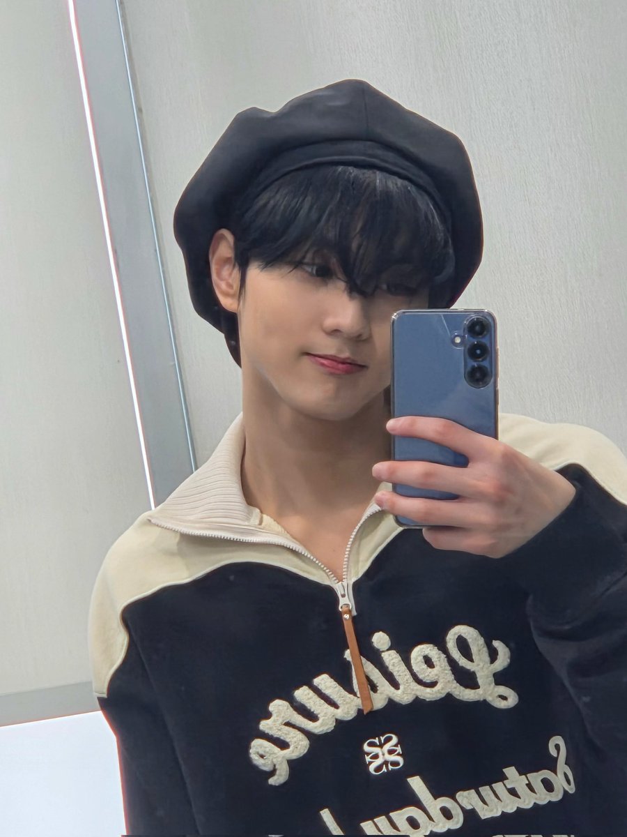 Jay said this hat is cute
Jungwon took a selfie with it for weverse
And maybe sent more cute photos directly to their private chat ? 😊🩷