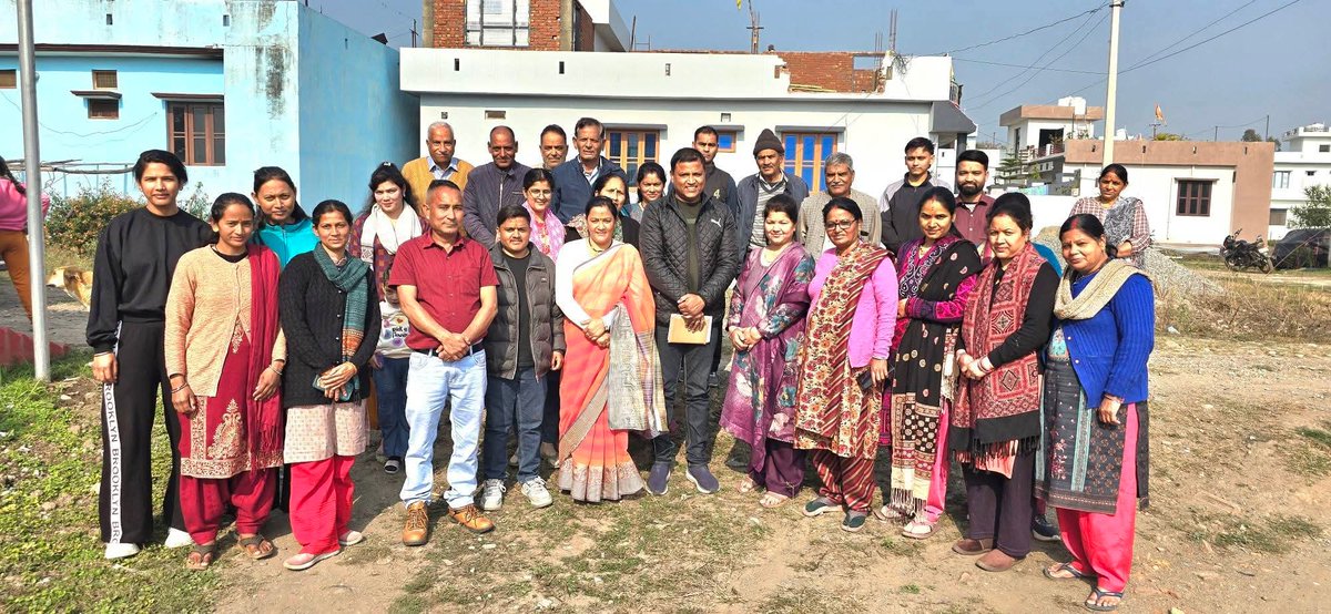 vbhagat15's tweet photo. जनता के बीच, जनता के लिए—विकास का संकल्प
आज कालाढूंगी विधानसभा के विकास खंड हल्द्वानी अंतर्गत ग्राम कबडाल स्थित जगदंबा विहार कॉलोनी में ब्लॉक प्रमुख श्रीमती मंजू गौड जी एवं ग्राम प्रधान श्री मनीष भट्ट जी के साथ स्थानीय नागरिकों से संवाद कर उनकी समस्याओं को गंभीरतापूर्वक सुना। https://t.co/4YmuHnTT4o