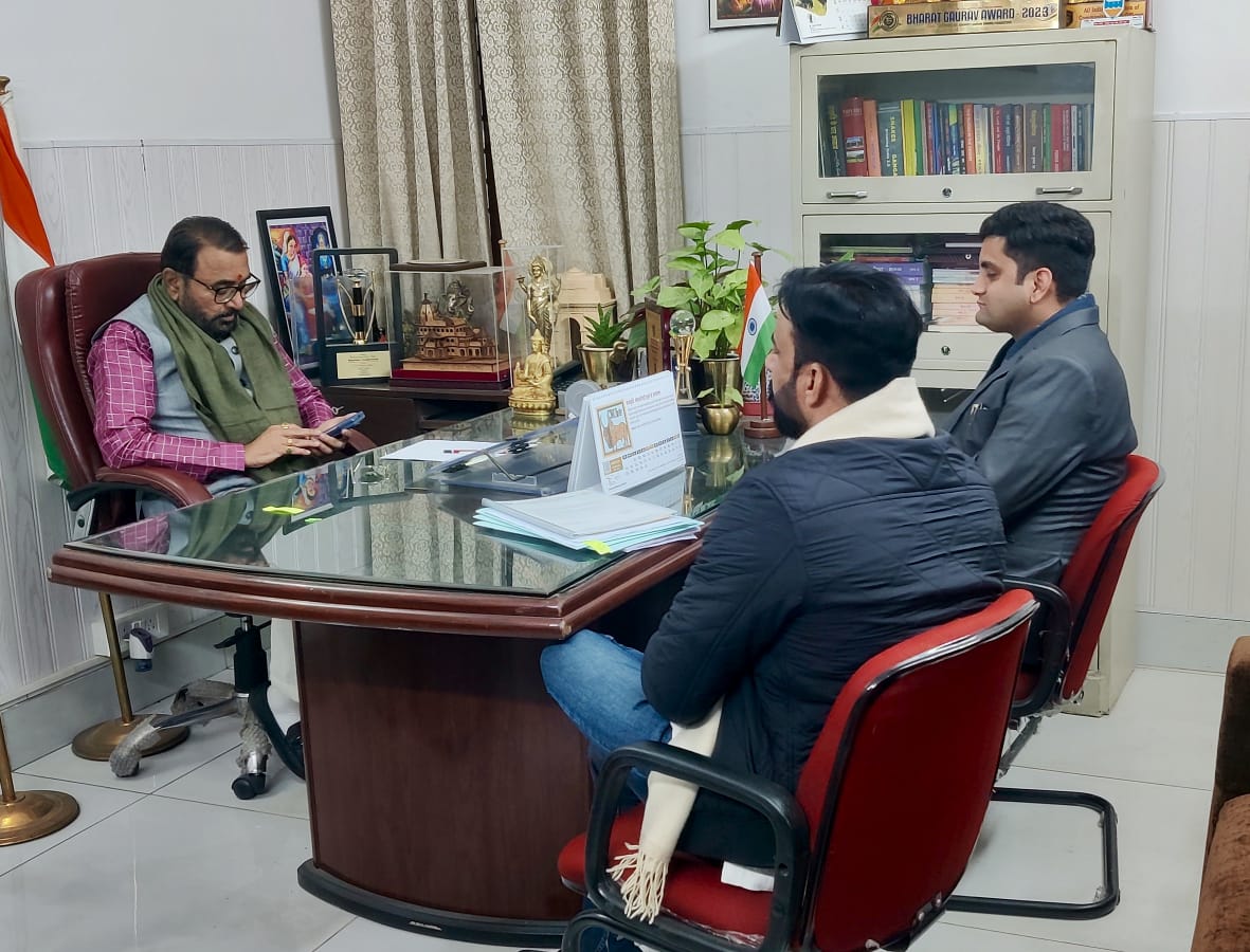 राष्ट्रीय आयुष मिशन के अंतर्गत आयुर्वेद मेडिकल ऑफिसर, आयुर्वेदिक कंपाउंडर, यूनानी डॉक्टर की भर्ती विज्ञप्ति जारी करने के लिए आज जयपुर स्थित आयुष भवन में निदेशक महोदय से मुलाकात की उन्होंने बताया कि पिछले सप्ताह शुक्रवार को इस विषय पर डॉ सर्वपल्ली राधाकृष्णन विश्वविद्यालय में बैठक