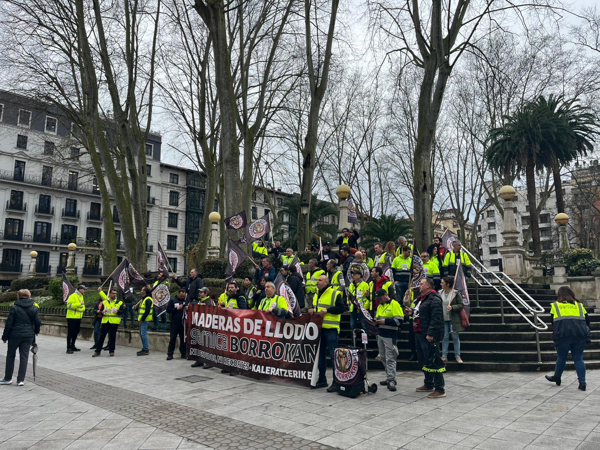 LABaiara's tweet image. 🔴Gaur Maderas de Llodioko EEE-aren epaiketa egin da

Langileak Bilboko epaitegi aurrean konzentratu dira enpresaren jokaera salatzeko
#KaleratzerikEZ
#EnpleguarenDefentsan
#EnDefensaDelEmpleo
#NOalERE
#SOSaiaraldea

📢Maderas de Llodio BORROKAN!
@garnicaplywood solución ya!