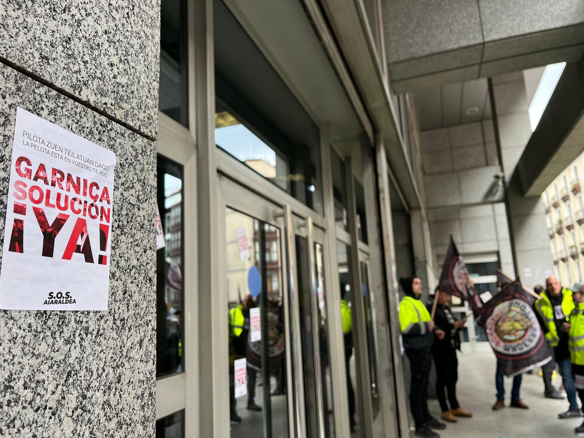 LABaiara's tweet image. 🔴Gaur Maderas de Llodioko EEE-aren epaiketa egin da

Langileak Bilboko epaitegi aurrean konzentratu dira enpresaren jokaera salatzeko
#KaleratzerikEZ
#EnpleguarenDefentsan
#EnDefensaDelEmpleo
#NOalERE
#SOSaiaraldea

📢Maderas de Llodio BORROKAN!
@garnicaplywood solución ya!