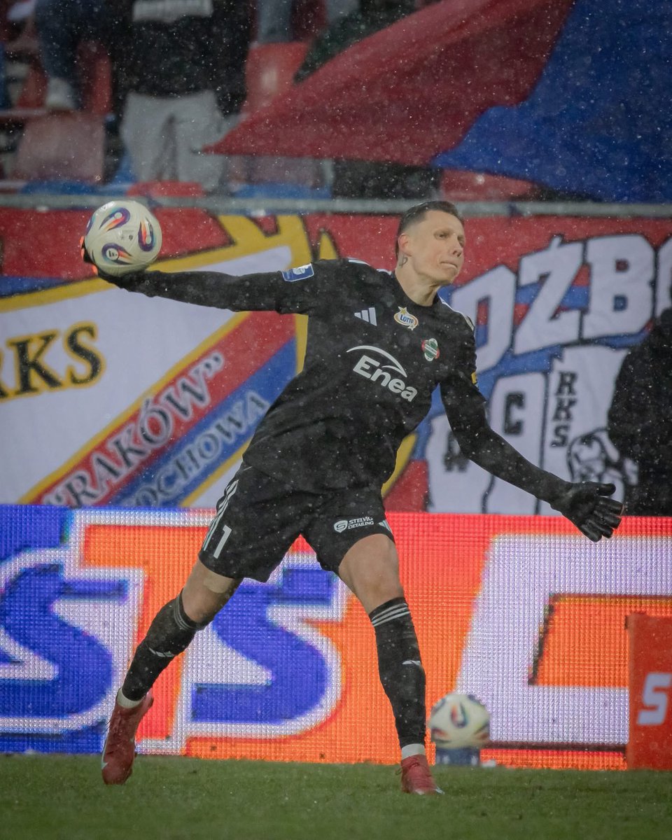Radomiak_Radom's tweet photo. Waszym MVP z meczu #RCZRAD został wczorajszy solenizant - Filip Majchrowicz! 🧤⚽ https://t.co/FD5CrqxQ8H
