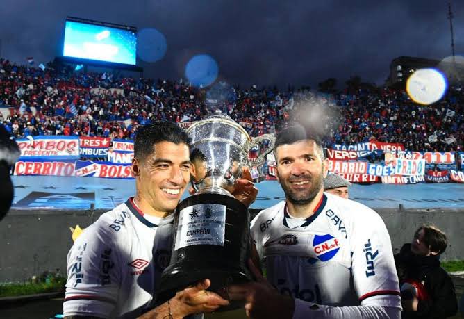 PasionTricolor1's tweet photo. ¡VAMO’ ARRIBA PUMA! 🇦🇷 

🇫🇷 Emmanuel Gigliotti anunció su retiro del fútbol profesional.

🏆 Campeón uruguayo con el DECANO en 2022, hizo 19 goles y dio seis asistencias en 67 partidos.

¡Éxitos argentino, gracias por defender los colores! 🔵⚪️🔴

#LaRadioDelHincha #PasionTricolorPlay https://t.co/2vryrDDUCv
