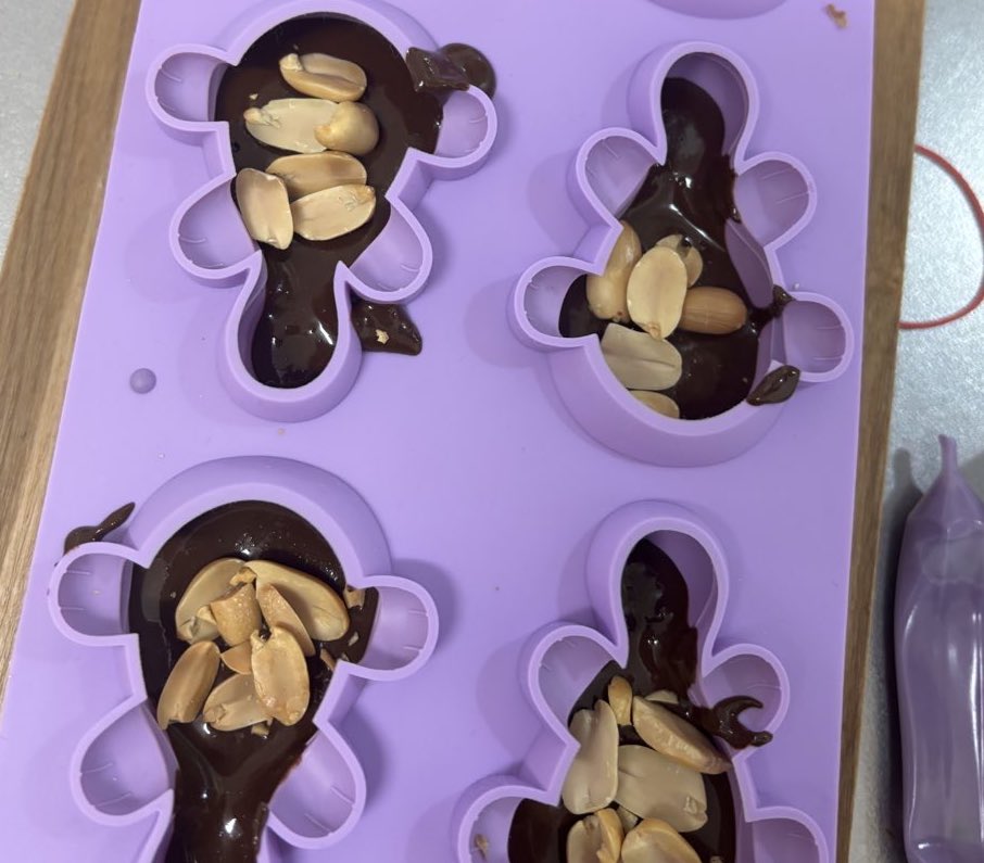 ドオーチョコ】レシピ (準備)型 紫チョコペン ビター板チョコ2枚