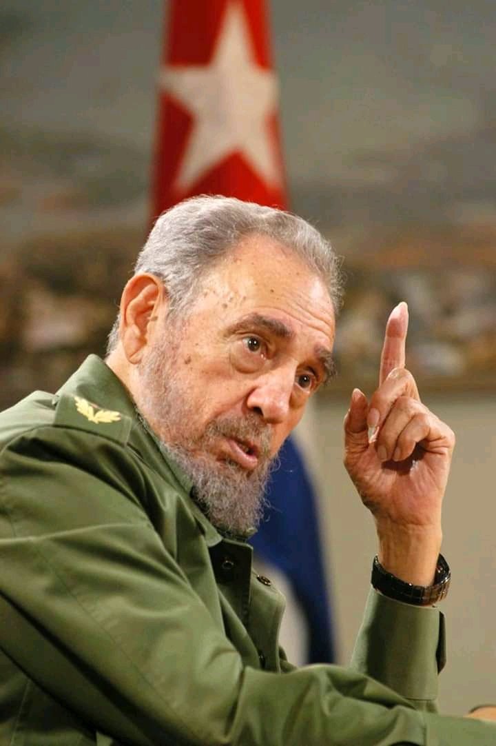 #FidelPorSiempre "No albergo la menor duda de que nuestro pueblo y nuestra Revolución lucharán hasta la última gota de sangre (...). El imperialismo jamás podrá aplastar a Cuba".#CubaEstáFirme