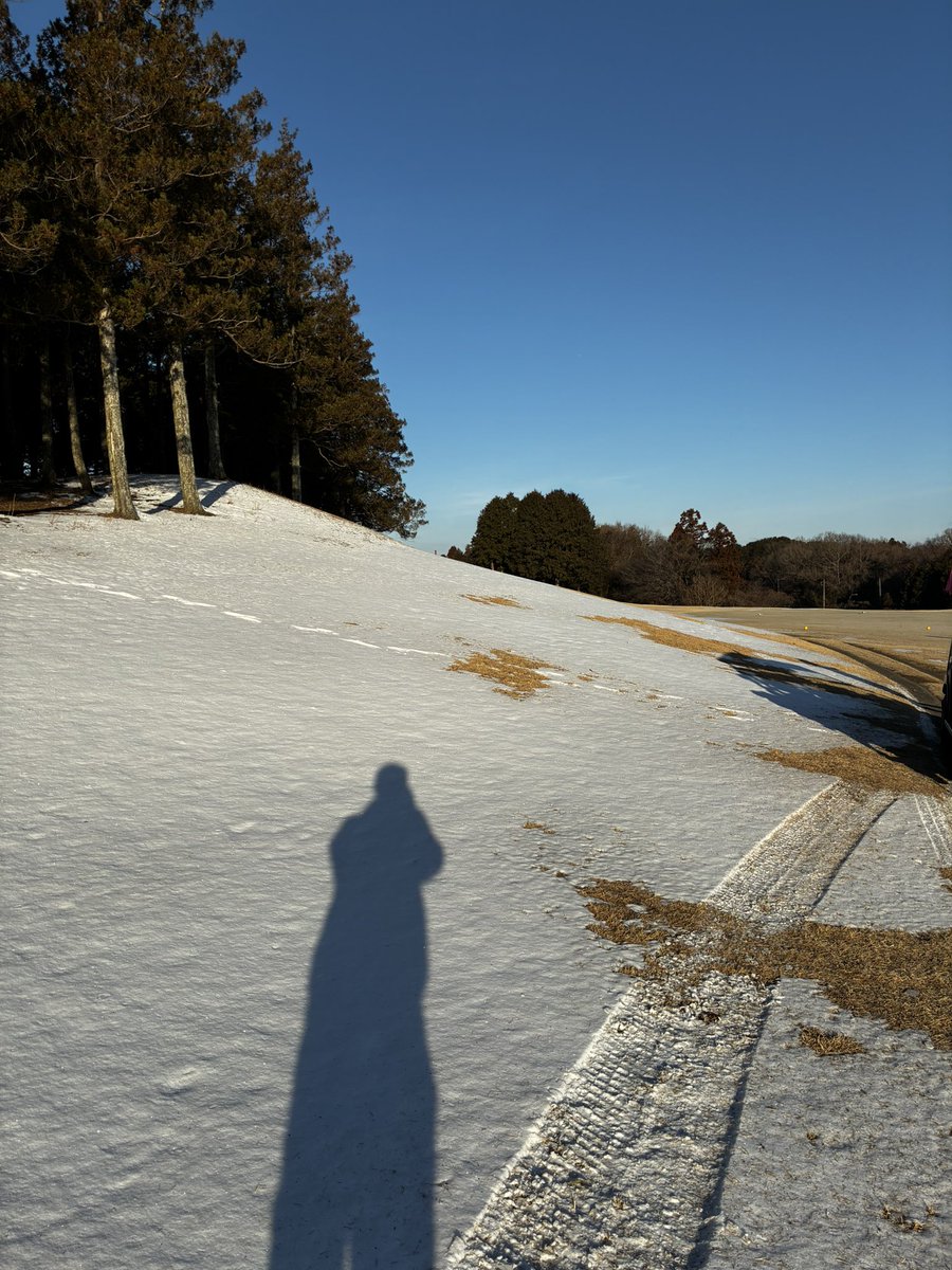 zato0715's tweet photo. 🏌️‍♀️週末の大雪残雪ゴルフ🏌️‍♀️
早朝7：00スタート　気温　0 
ゴルフ場がクローズしなかったので強行プレー😀

初めて雪の上からショット…

帰りは目的の家系ラーメン　王道家へ　#オリオンビール #津田沼 #餃子 #ゴルフ #居酒屋 #沖縄料理 #習志野市 #郷 #中華 #泡盛 #bayfm #鯛ラーメン #王道家 https://t.co/EVfMk1LEW5