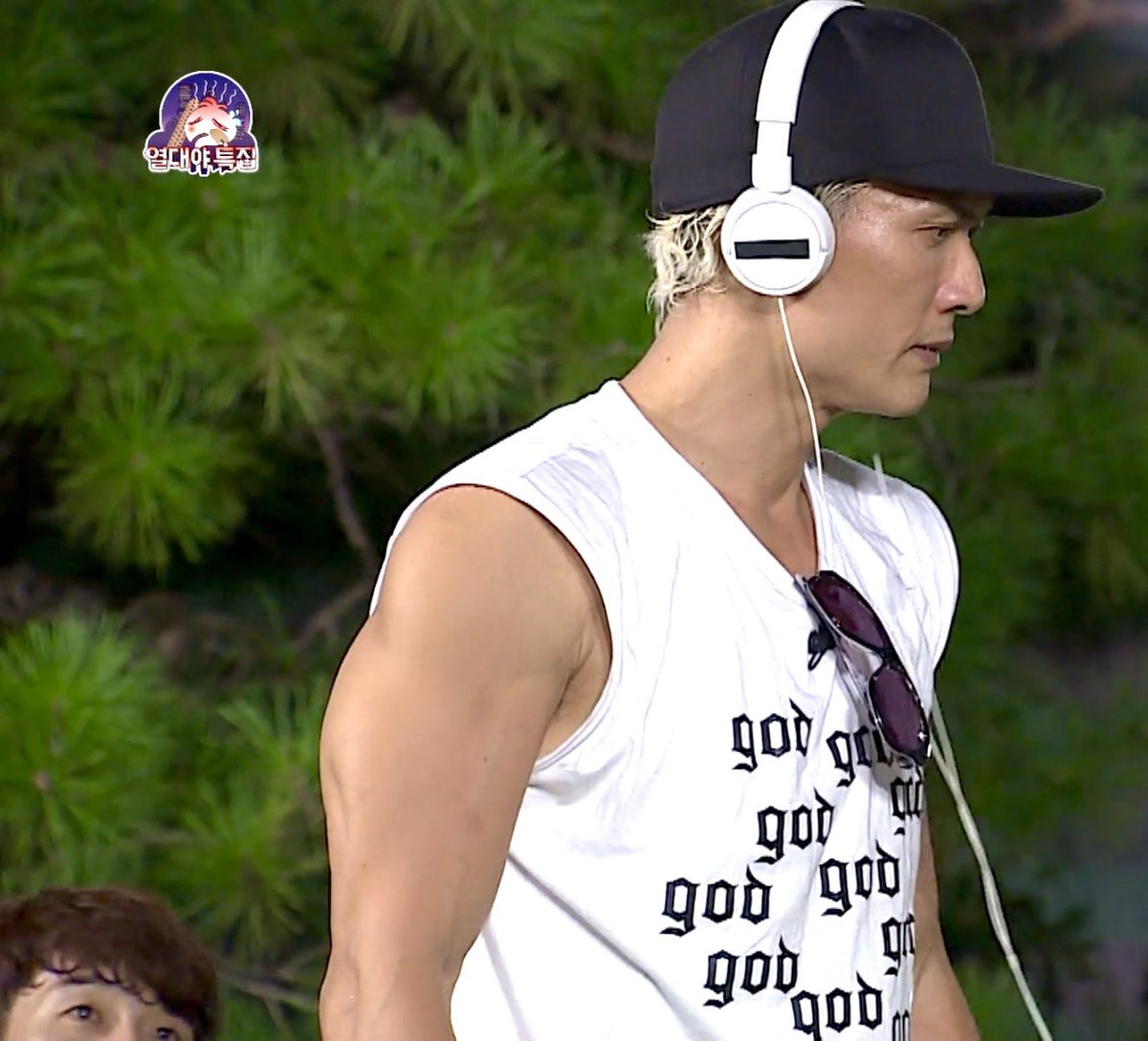 우리 형 요즘 노래 모른다고 걱정하는 호빵이가 걸린 이 샷이 너무 웃김ㅜㅋㅋ큐ㅠ