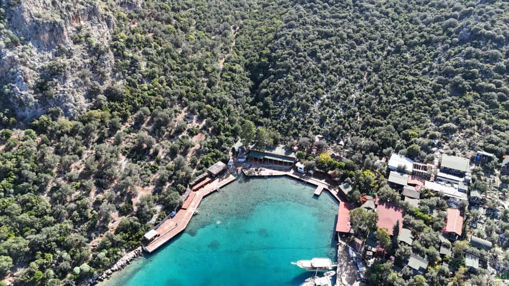 Kaş Limanağzı’nda koruma kalkanı Erkan Mumcu için deliniyor: "İmar yalanı" ile doğa tahribatı sürüyor

"Mumcu, 1. derece arkeolojik sit alanına komşu bir mülk satın aldı ve yol açma izni aldı. Şu an bölgede ızgara gibi yollar açılmış durumda..."

sendika.org/2026/02/kas-li…