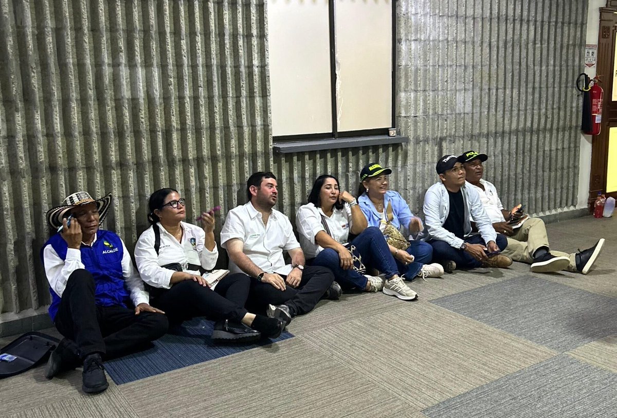 Estás 7 personas sentadas en un pasillo son alcaldes de municipios inundados en Córdoba 

Viajaron horas para ser escuchados por Petro y este no los dejó entrar 

Infamia