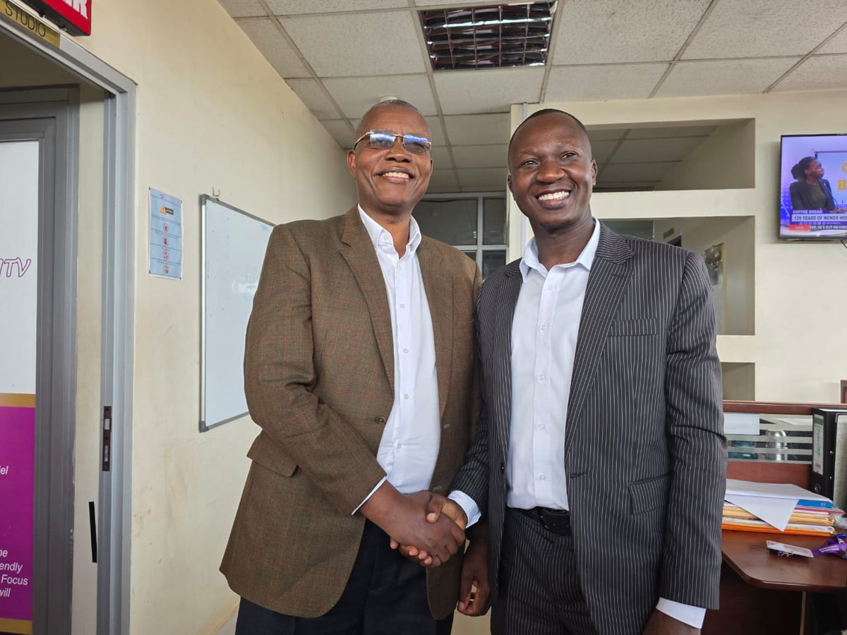 coufamilytv's tweet photo. Okwalinga Peter from @NIRA_Ug shakes hands with managing Director COU Family TV, Amos Mwesgye after #IssuesAtHand. Have you checked your ID status yet? #NIRA #COUFamillyTV https://t.co/fFvQO5gB67
