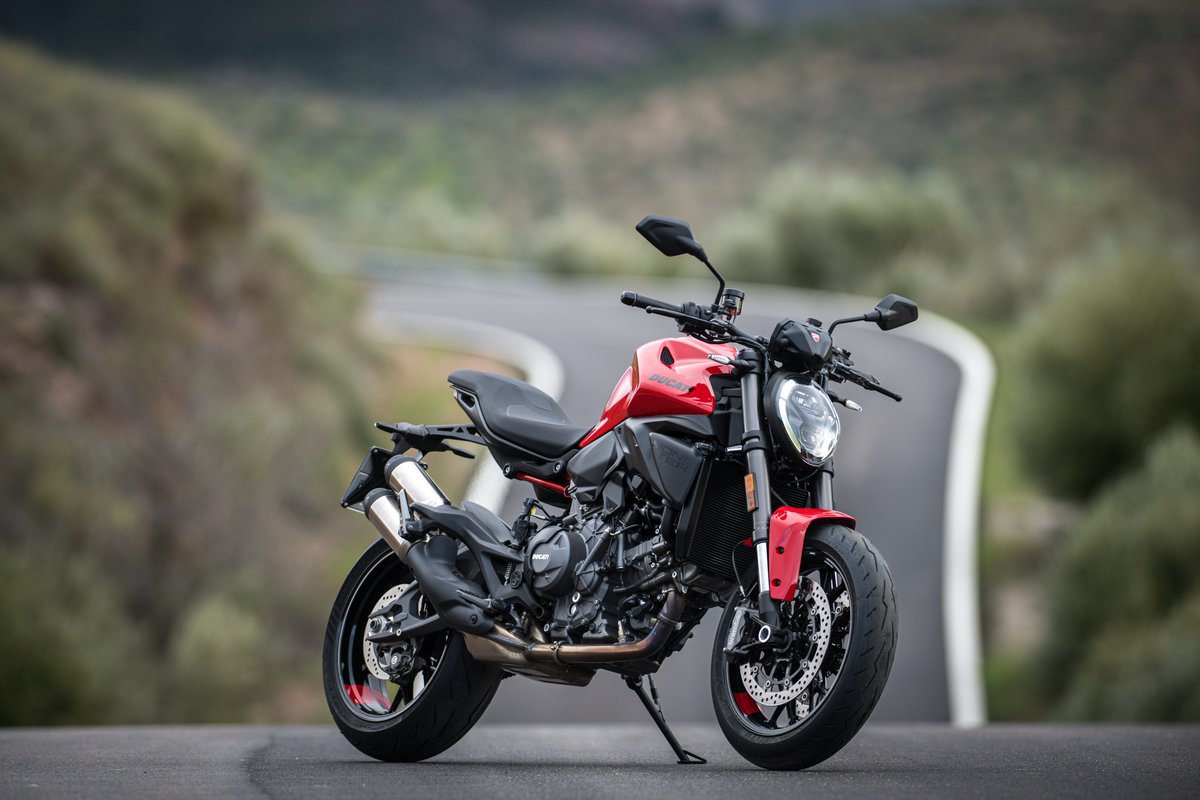 ducatiesp's tweet photo. Una leyenda no se presenta. Se siente.
La Monster lo vuelve a hacer: nuevo diseño, motor bicilíndrico V2 y la electrónica más avanzada, sin perder nada de lo que la convirtió en icono hace más de 30 años.
#Ducati #DucatiMonster https://t.co/VkSwVH3ufZ