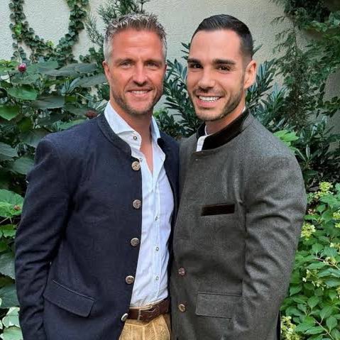 poponze's tweet image. FOFOS! O ex-piloto de Fórmula 1 Ralf Schumacher, irmão do SETE vezes campeão Michael, vai se casar com seu namorado em maio.

“A coisa mais bonita da vida é quando você tem o parceiro certo ao seu lado com quem você pode compartilhar tudo.”