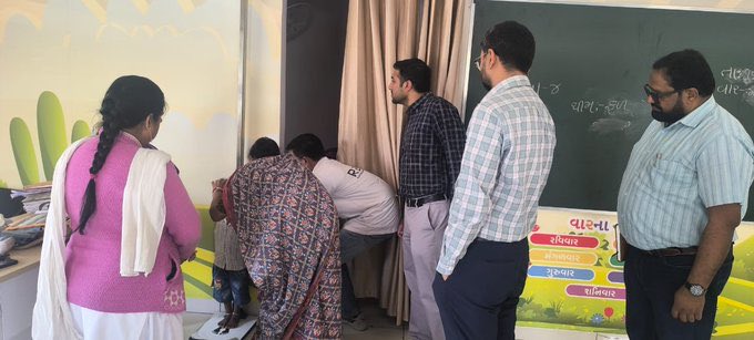 માન.કલેક્ટરશ્રી દ્વારા સાવલી તાલુકાના પ્રા.આ.કેન્દ્ર અને વડીયાની આંગણવાડી ખાતે મુલાકાત  લેવામાં આવી. જેમાં SAM,MAM બાળકો તથા તેઓના વજન,ઉંચાઇની માહિતી મેળવેલ અને કામગીરીની સમીક્ષા તેમજ જરૂરી આરોગ્યલક્ષી માર્ગદર્શન આપવામાં આવ્યું.
<a href="/CMOGuj/">CMO Gujarat</a> 
<a href="/GujPRHDept/">Panchayat, Rural Housing & Rural Dev. Department</a> 
<a href="/GujDCoffice/">Guj DCoffice</a> 
<a href="/Info_Vadodara/">Info Vadodara GoG</a>