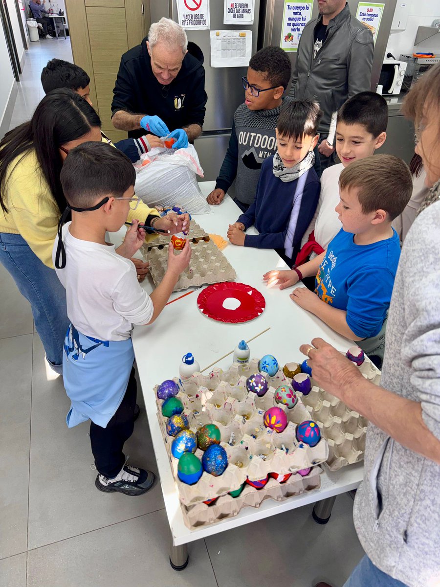 SMAguilas's tweet photo. Hemos recibido la visita de Los Vecinos☺️, alumnado de 2º de Primaria. 
Un taller de cascarones de carnaval, color, creatividad y muy buen rollo🎉🎊. Muchas gracias por la visita🥰 #carnavaldeaguilas #cascarones https://t.co/u9lhP6G9RL