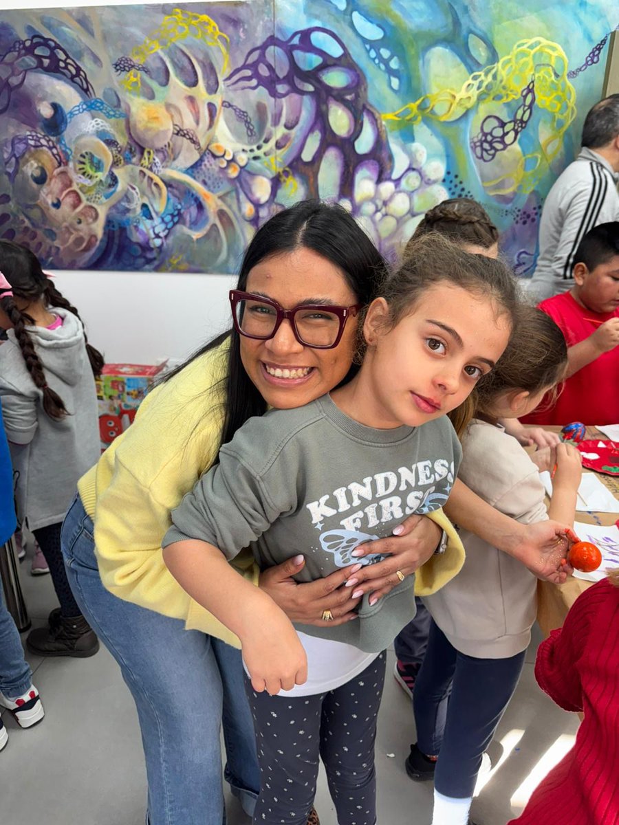 SMAguilas's tweet photo. Hemos recibido la visita de Los Vecinos☺️, alumnado de 2º de Primaria. 
Un taller de cascarones de carnaval, color, creatividad y muy buen rollo🎉🎊. Muchas gracias por la visita🥰 #carnavaldeaguilas #cascarones https://t.co/u9lhP6G9RL