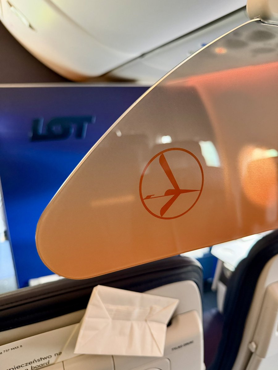 Lukasz_Malin's tweet image. 😍 Nowe wnętrze  B737 @LOTPLAirlines bardzo fajne. Brawo za ciepłe barwy i fajne podejście do żurawia z logo.
Tu film: instagram.com/reel/DUk_KEsCG…
Tu tekst: rynek-lotniczy.pl/wiadomosci/lot…
#flyLOT #LOT #boeing