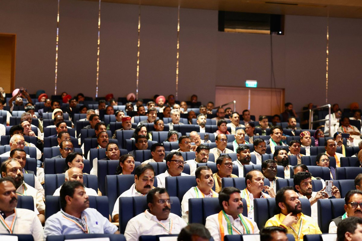 कांग्रेस अध्यक्ष @Kharge जी एवं लोकसभा नेता प्रतिपक्ष <a href="/RahulGandhi/">Rahul Gandhi</a> जी ने राजस्थान, छत्तीसगढ़ सहित विभिन्न राज्यों में संगठन सृजन कार्यक्रम के अंतर्गत नव नियुक्त जिलाध्यक्षों के प्रशिक्षण कार्यक्रम को संबोधित किया। 

शीर्ष नेतृत्व ने अपनी मंशा जाहिर करते हुए सभी जिलाध्यक्षों से