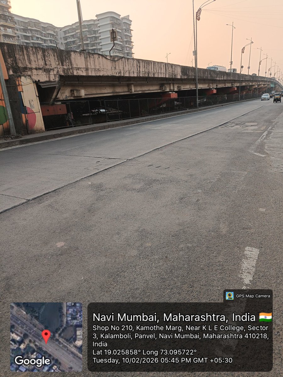 ghanchakre's tweet photo. A request to the Honorable Panwal Police is what kind of road is this? It is a national highway going from Mumbai to Pune. It comes in the Kamothe area. People have little fear. The buses coming from Mumbai come very fast and endanger their lives.
@PanvelCorp @Navimumpolice https://t.co/rTq2BZaCmY