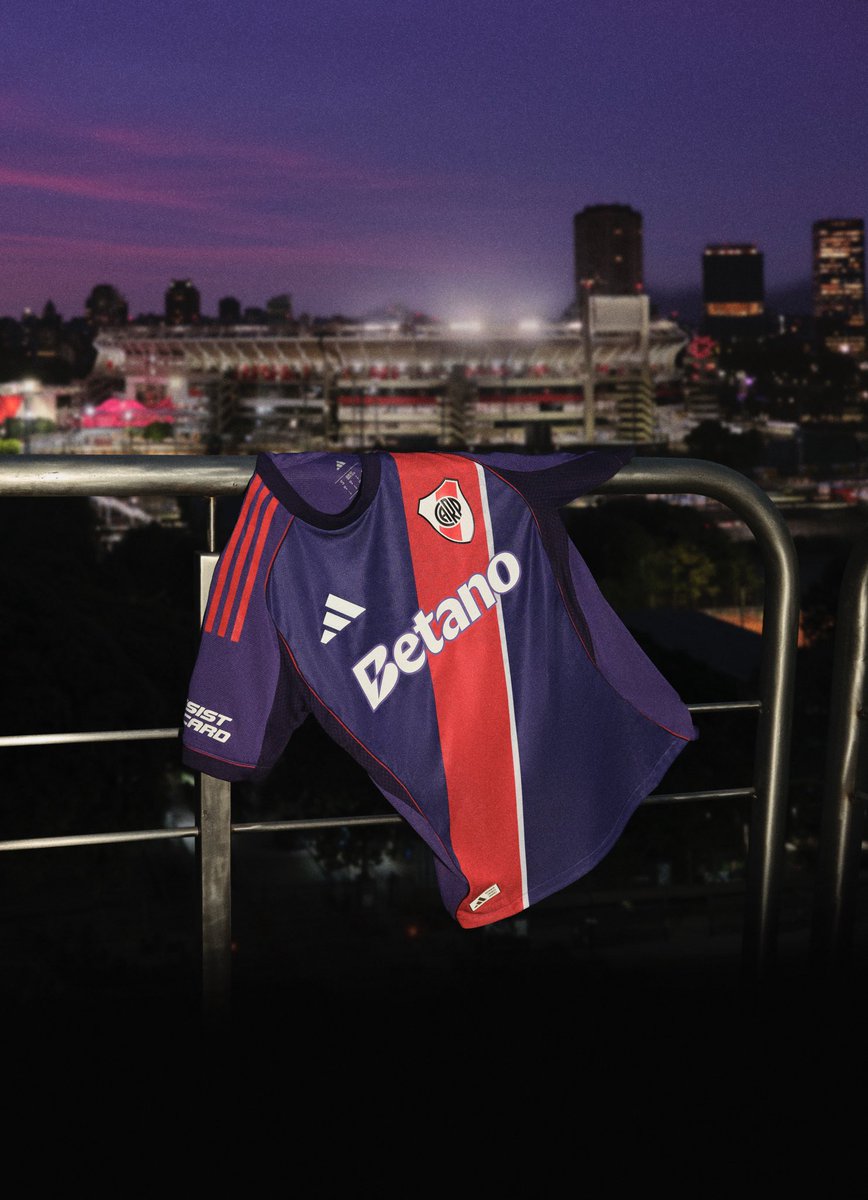 GustavoYarroch's tweet photo. Adidas lanzó la nueva tercera camiseta de #River. Tiene dos modelos de pantalones para acompañarla. @adidas https://t.co/RKtGNCKcc9