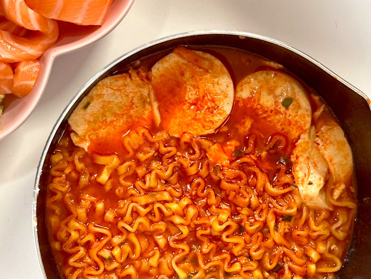 퇴근 후에 폭주했어요

불닭볶음탕면 순두부추가
연어필렛
참치마요주먹밥 🫰

 #식사노트