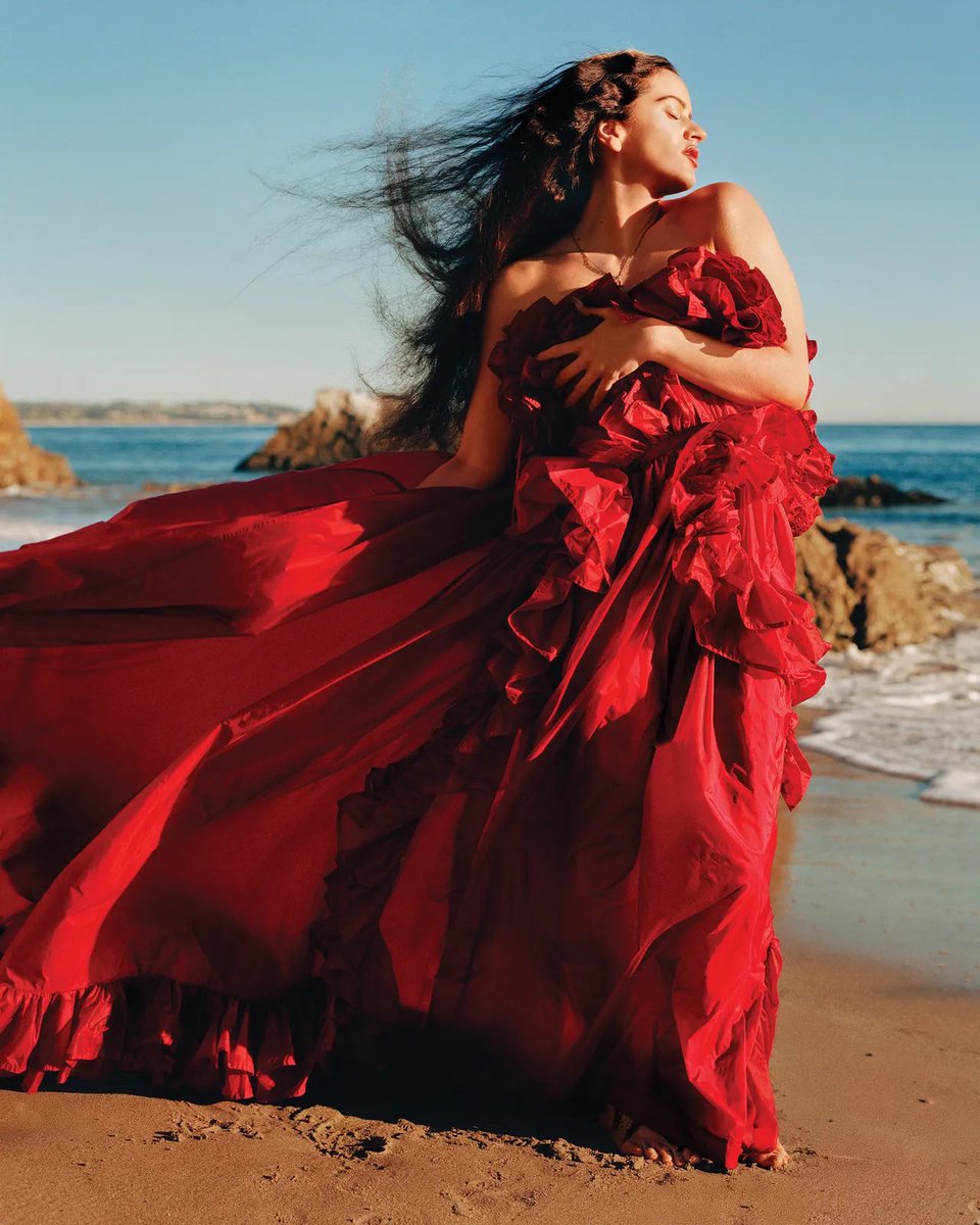 Rosalía para Vogue: "Siento que hoy en día todo el mundo adora a los famosos, y los famosos adoran a los famosos también. Yo prefiero adorar santas".