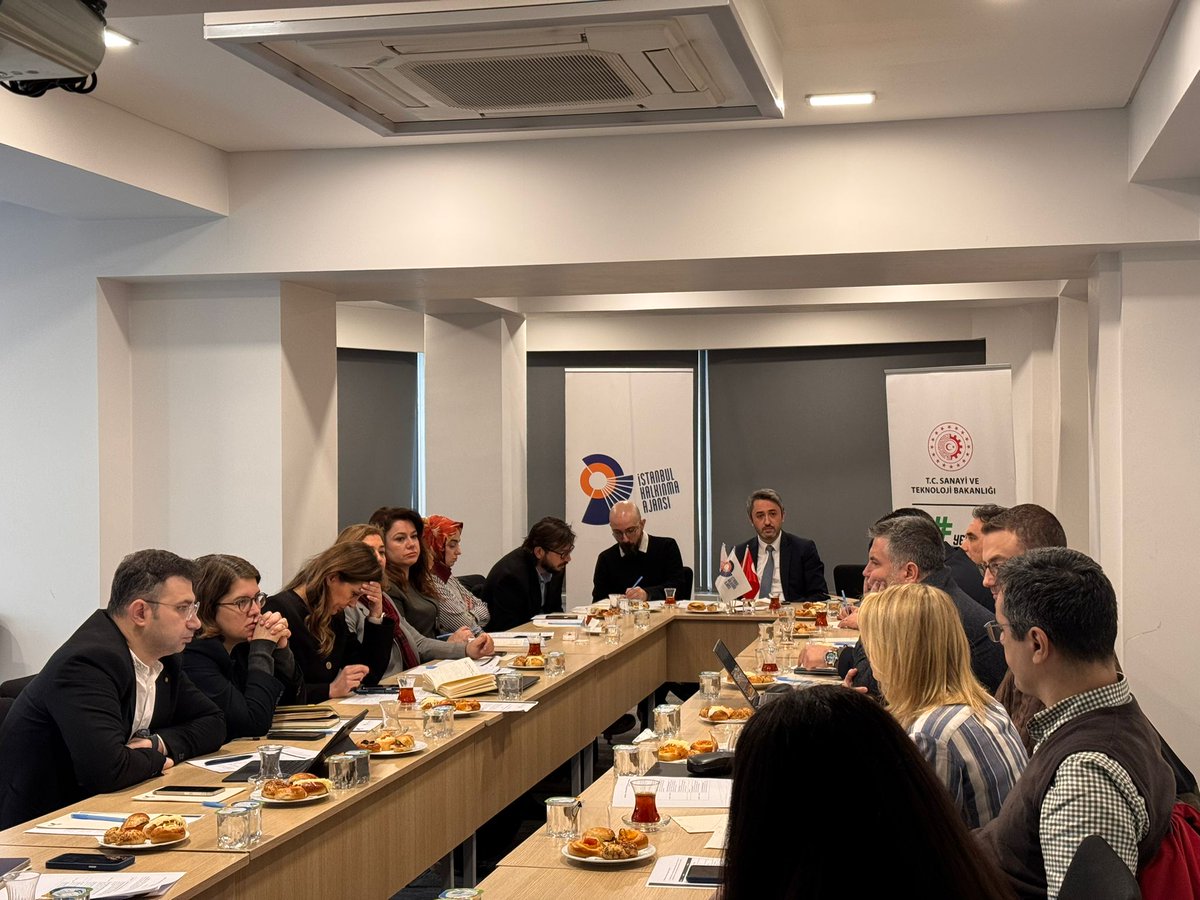 istkaorgtr's tweet photo. İstanbul Kalkınma Ajansı olarak bugün İstanbul’daki Dijital ve Yeşil Dönüşüm Merkezleri ile çok verimli bir istişare toplantısı gerçekleştirdik!

 12 farklı kurumun katılımıyla; dijital ve yeşil dönüşüm alanındaki mevcut durum, ihtiyaçlar ve geleceğe yönelik fırsatları işletmeler ve merkezler perspektifinden değerlendirdik.

🔹 Merkezlerin kapasitesi ve sürdürülebilirliği,
🔹 Dijital/Yeşil dönüşüm olgunluk modelleri,
🔹 Danışmanlık kapasitesi ve işletmelere erişim,
🔹 Teknoloji hizmetleri ve altyapıları,
🔹 Finansmana erişim ve destek mekanizmaları,
🔹 Ajansın merkezlere ve işletmelere yönelik destekleri

başlıklarında yürütülen değerlendirmelerle, daha etkili, koordineli ve sürdürülebilir bir dönüşüm için ortak çözüm önerileri geliştirdik.

İstanbul Kalkınma Ajansı destekleri ve merkezler arası iş birliği ile, sanayimizin ve KOBİ'lerimizin küresel rekabet gücünü artırmayı hedefliyoruz.

@buvakif @DonusumMerkezi @medipolunv @istsanayiodasi @istinyeunivedu @ozubex_ @pagder1969 @tauedutrde @7tepeUnivercity @tusside