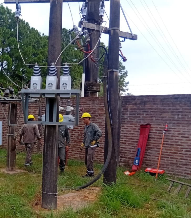 Santa Ana: Personal de la DPEC realiza tareas de mantenimiento y verificación de Reconectadores en la Línea de Media Tensión (LMT) "Golf / Santa Ana"