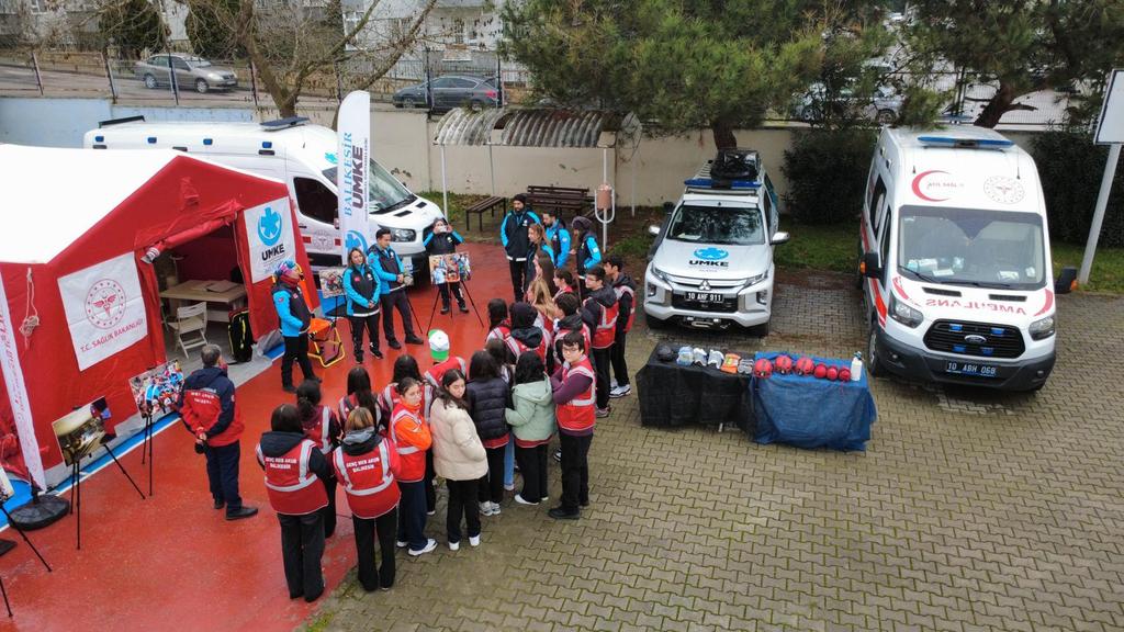 Balıkesir genelindeki farklı liselerden toplam 147 GENÇ MEB AKUB üyesi öğrencimiz afet farkındalığı, ekip çalışması, kriz anlarında doğru davranış biçimleri ve hakkında eğitimler aldı.<a href="/tcmeb/">Millî Eğitim Bakanlığı</a> <a href="/Yusuf__Tekin/">Yusuf Tekin</a> <a href="/meb_dhgm/">Destek Hizmetleri Genel Müdürlüğü</a> <a href="/omurfatih/">Ömür Fatih Karakullukçu</a> <a href="/mebisgb/">İşyeri Sağlık ve Güvenlik Birimi Daire Başkanlığı</a> <a href="/ozkan_meb/">Özkan AVCI</a> <a href="/MetinTayarer/">Metin TAYARER🇹🇷🇹🇷🇹🇷</a>