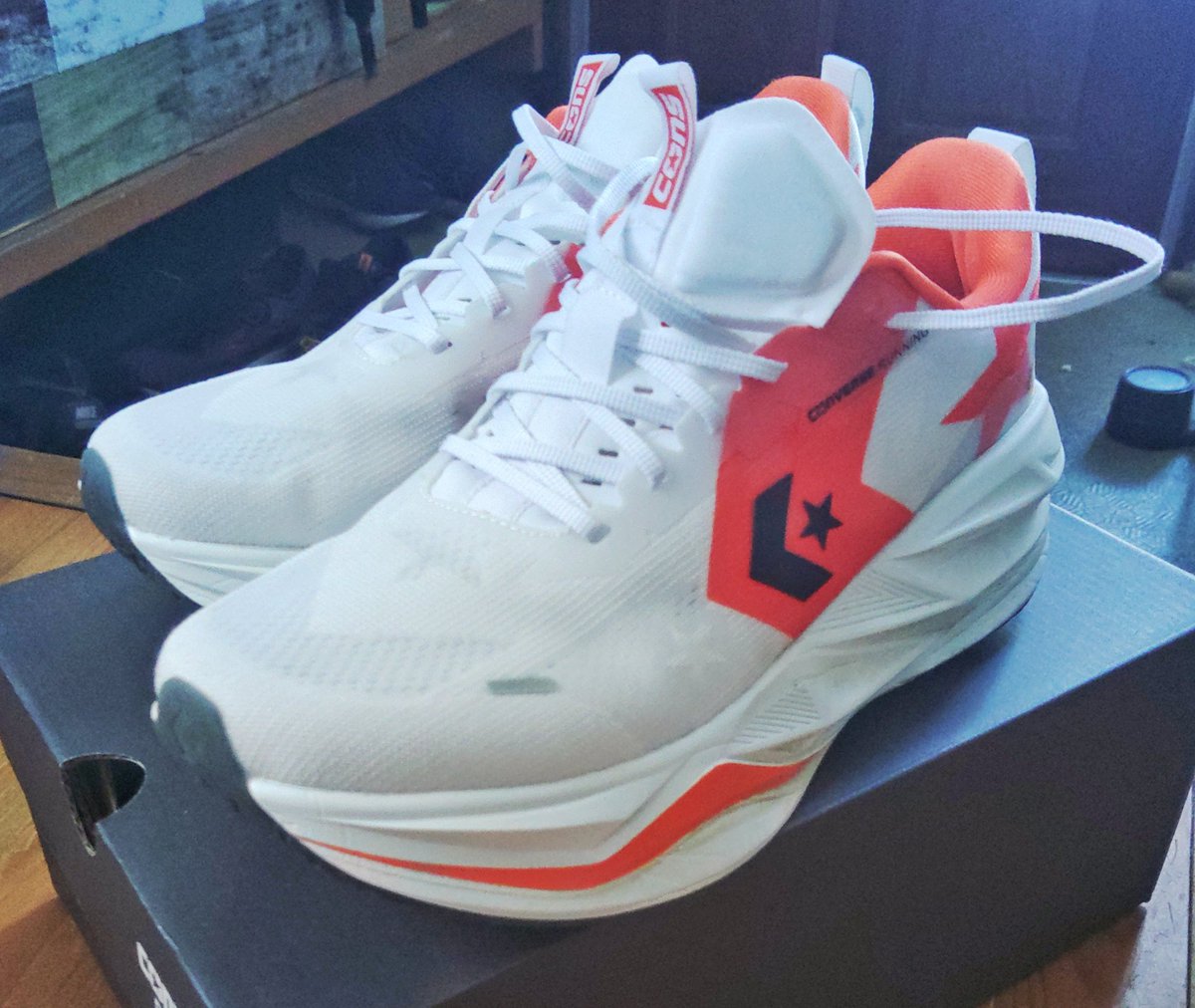 Tai01019742's tweet image. 自分史上最厚底。
名前通りに弾むが柔らかさはそれ程ではなく、ソール形状に合わせて母趾球から抜けるようにすると走動作に余裕が出来るし持続しやすくなる。まぁ買って良かった。ただシューレースがほどけ易いのが難点かな。
#CONS
#RUNBOUNCE3itsuka