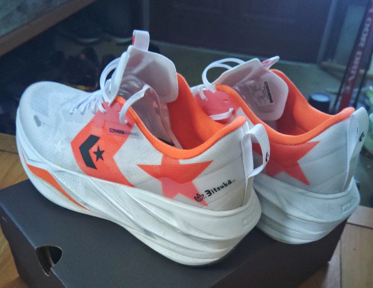 Tai01019742's tweet image. 自分史上最厚底。
名前通りに弾むが柔らかさはそれ程ではなく、ソール形状に合わせて母趾球から抜けるようにすると走動作に余裕が出来るし持続しやすくなる。まぁ買って良かった。ただシューレースがほどけ易いのが難点かな。
#CONS
#RUNBOUNCE3itsuka