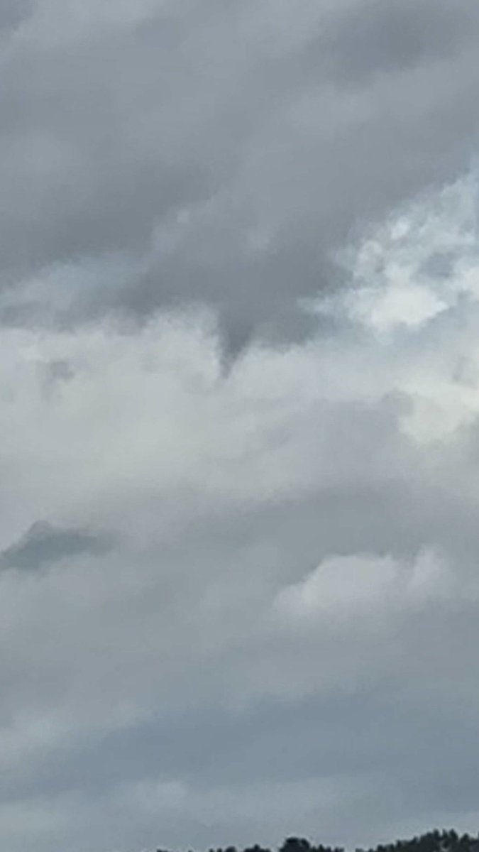 Posible nube embudo a las 10:23 AM 
#PuertoVaras #Chile