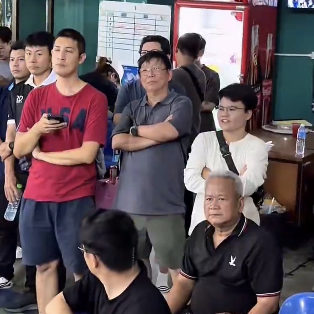 w0buzhidax's tweet image. จะไม่ให้เท้งดูเมาะ ๆ แมะ ๆ ได้ไง คุณพ่อก็ทรงธรรมดามาก เห็นกี่คลิปก็ใส่แต่เสื้อโปโลกับกางเกงขาสั้น รองเท้าผ้าใบ