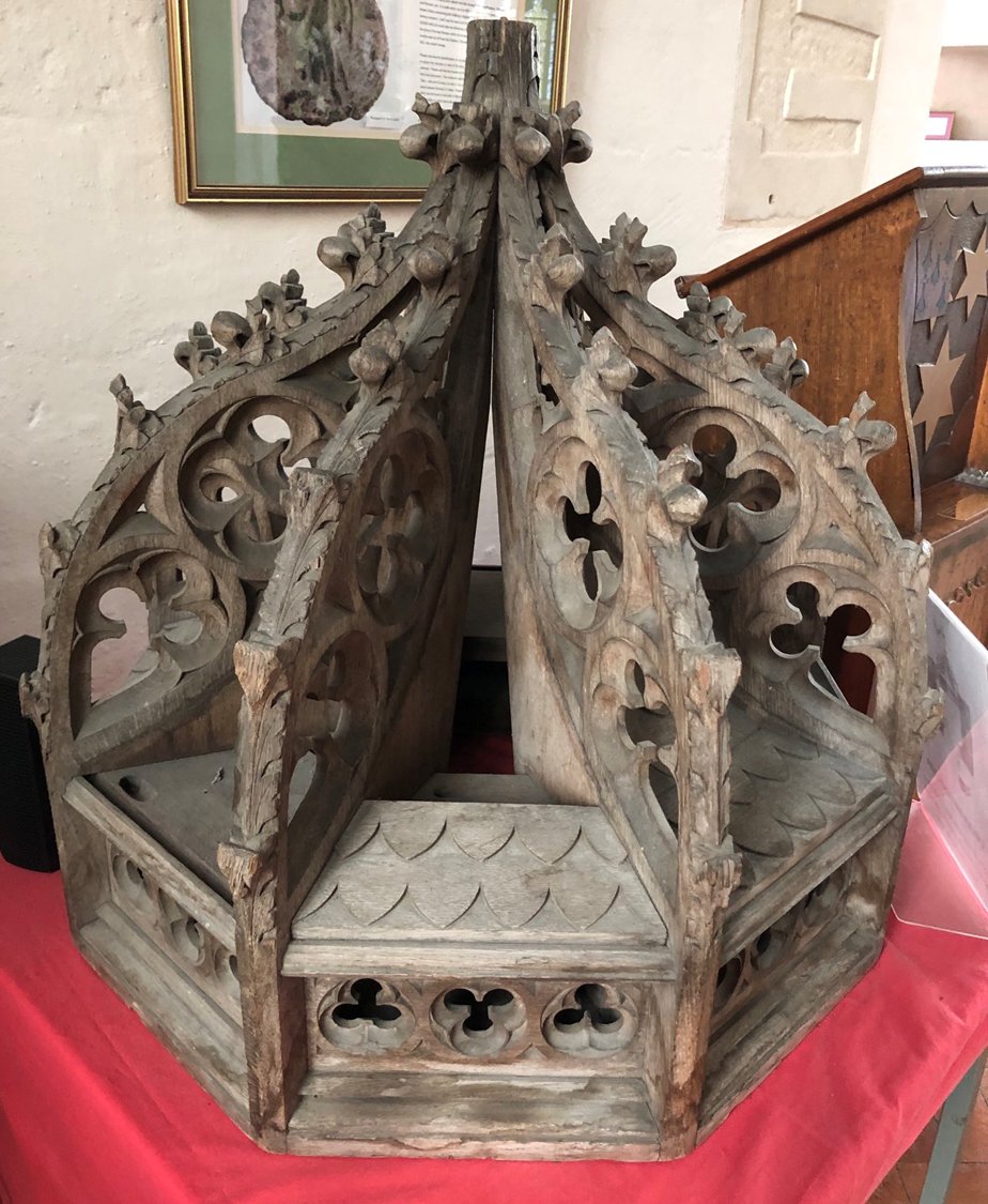SarahBlick3's tweet photo. Random thoughts on Northleach, Sts. Peter & Paul, Gloucestershire #FontCover Perhaps inspired by the C14 font w its heads, the c. 1500 porch vault repeats these amid quatrefoils and mouchettes, also seen on the font cover. All were part of the visual vocabulary. https://t.co/V85TXTPvTL