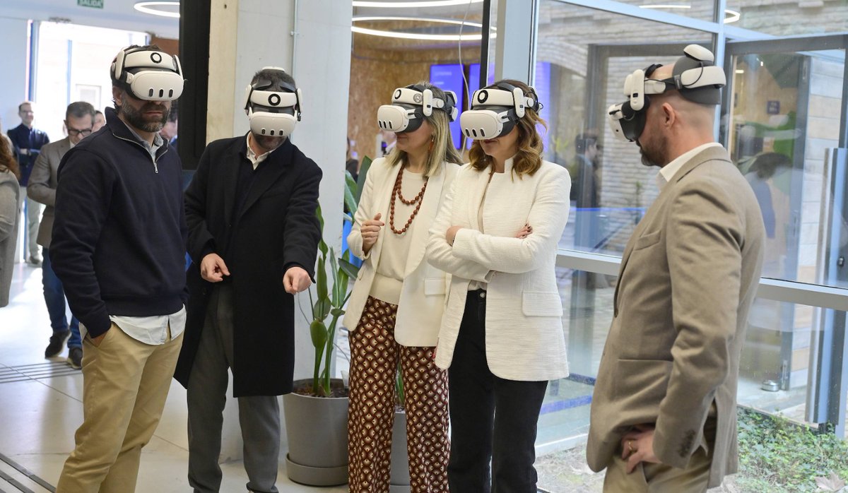 AjuntamentVLC's tweet image. 💻 Apostem per la #innovació en la vida quotidiana a #València!

🚀👩‍💻 Talent jove, ciutat immersiva i simulació urbana marcaran les polítiques a la ciutat.

🆕 L’alcaldessa presenta a la #Farinera l'Estratègia 2026 de @vlcinnovation i anuncia 3️⃣ nous projectes: València Connecta