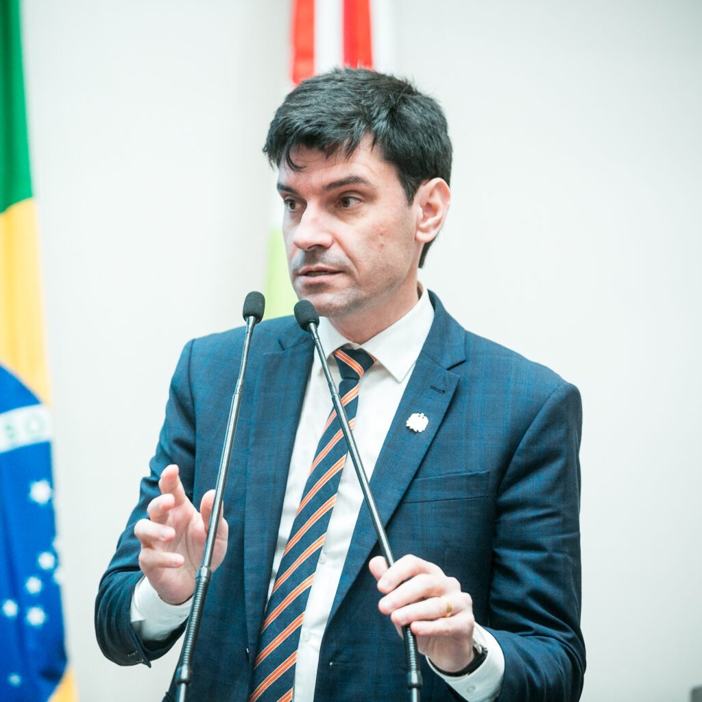 camasao50's tweet image. 🚨URGENTE - O delegado-geral da Polícia Civil de SC, Ulisses Gabriel, passou a ser investigado pelos crimes de abuso de autoridade, violação do sigilo funcional e improbidade administrativa, supostamente cometidos no âmbito do caso Orelha.

A investigação partiu da 40ª promotoria…