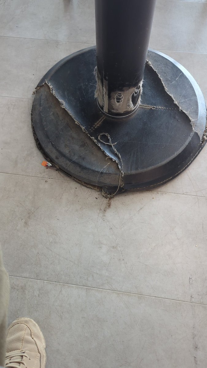 laprofeines's tweet photo. Agencia de David Ricardo Pérez, sala de espera de clientes, sucia y mobiliario deteriorado al extremo. Los clientes nos agrada la atención de los empleados pero toca mejorar esto https://t.co/qreTgdvNfL