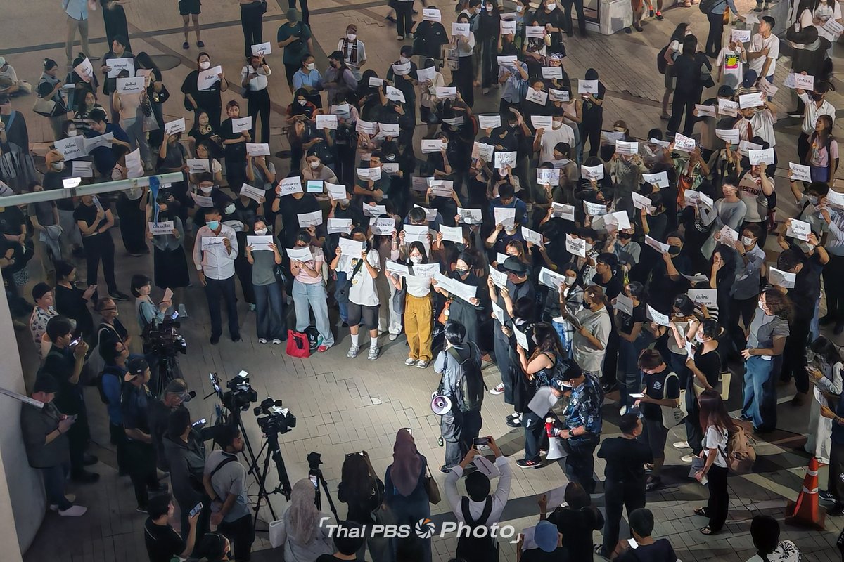 ประชาชนรวมตัวหน้าหอศิลป์ ส่งเสียงถึง กกต.เรียกร้องนับคะแนนใหม่ทั้งประเทศ

วันนี้ (10 ก.พ. 69) เวลา 17.00 น. นักศึกษาและประชาชนรวมตัวแสดงจุดยืนบริเวณหอศิลปวัฒนธรรมแห่งกรุงเทพมหานคร ทำกิจกรรมเชิงสัญลักษณ์ ไม่เห็นด้วยกับการทำงานของ กกต.ในการจัดการเลือกตั้งที่ผ่านมา