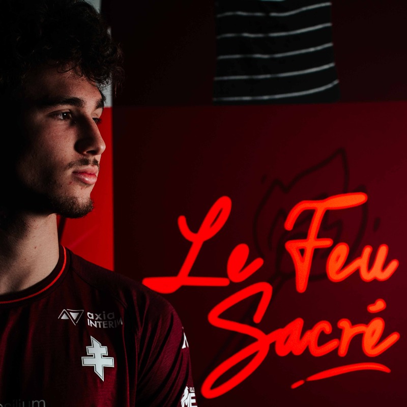FCMetz's tweet photo. ✍️

𝗔𝗱𝗮𝗺 𝗠𝗮𝗿𝗰𝗵𝗮𝗹 passe professionnel 🤩

Âgé de 1⃣8⃣ ans, le défenseur central est lié au FC Metz jusqu'en juin 2⃣0⃣2⃣9⃣