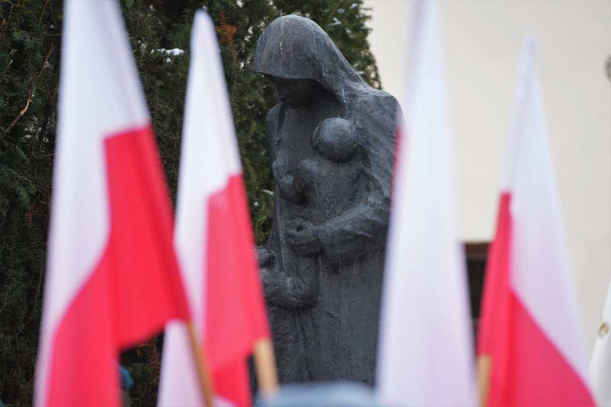 Zesłania Polaków na Sybir to jedna z najbardziej tragicznych kart w historii naszego narodu. Brutalnie wyrwani z domów, skazani na nieludzkie warunki, codziennie zmagali się z głodem, mrozem i katorżniczą pracą. Mimo cierpienia zachowali polskość, wiarę i nadzieję na powrót do