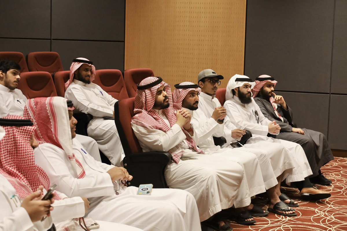 عُقِد اليوم أول لقاء من لقاءات نادي الحقوق تحت شعار
(انطلاق الأنشطة الطلابية)
حيث جرى خلاله استعراض مهام اللجان والتعريف بها من قِبل أمنائها؛ وذلك بحضور أعضاء النادي ومشرفه.

 كان هذا اللقاء بداية حقيقية لمسار تتلاقى فيه الأفكار وتُصاغ فيه المبادرات ويبقى فيه "الأثر" ⚖️.