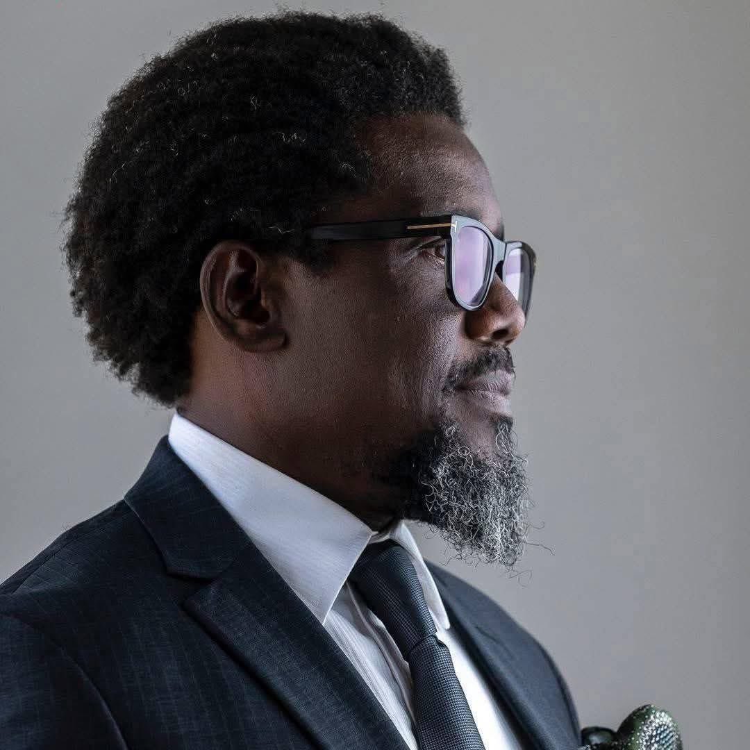 Il y a des personnes qu’il faut applaudir et, symboliquement, ériger en monuments. Dans un pays où l’excellence n’est pas toujours suffisamment célébrée, celles et ceux qui se distinguent par leur travail, sans compromission, méritent qu’on s’arrête pour leur témoigner notre