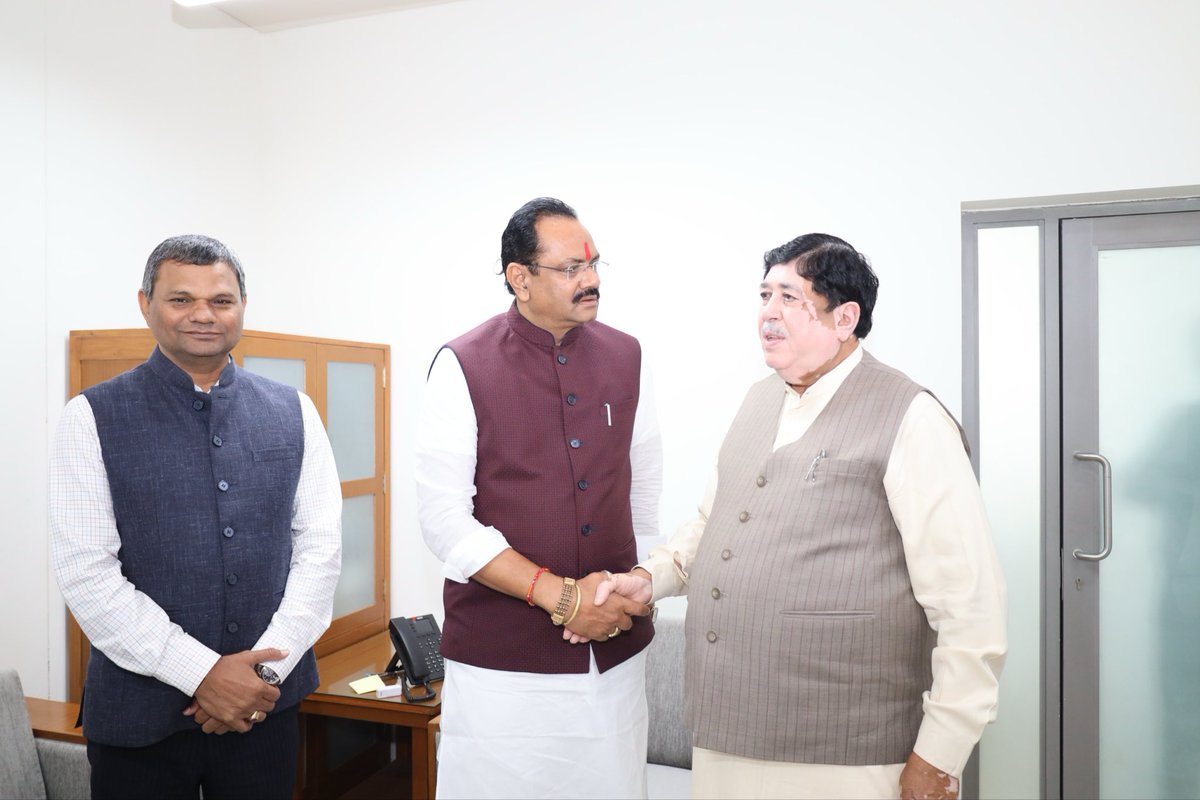 Dileep_Sanghani's tweet photo. गुजरात के कृषि ओर सहकारिता मंत्री श्री जीतुभाई वाघाणी के साथ गांधीनगर में शिष्टाचार भेंट की।

गुजकोमासोल के उपाध्यक्ष बिपिनभाई पटेल, इफको कलोल इकाई के हेड संदीप घोष उपस्थित रहे।
@jitu_vaghani https://t.co/sNwrAYyxDY