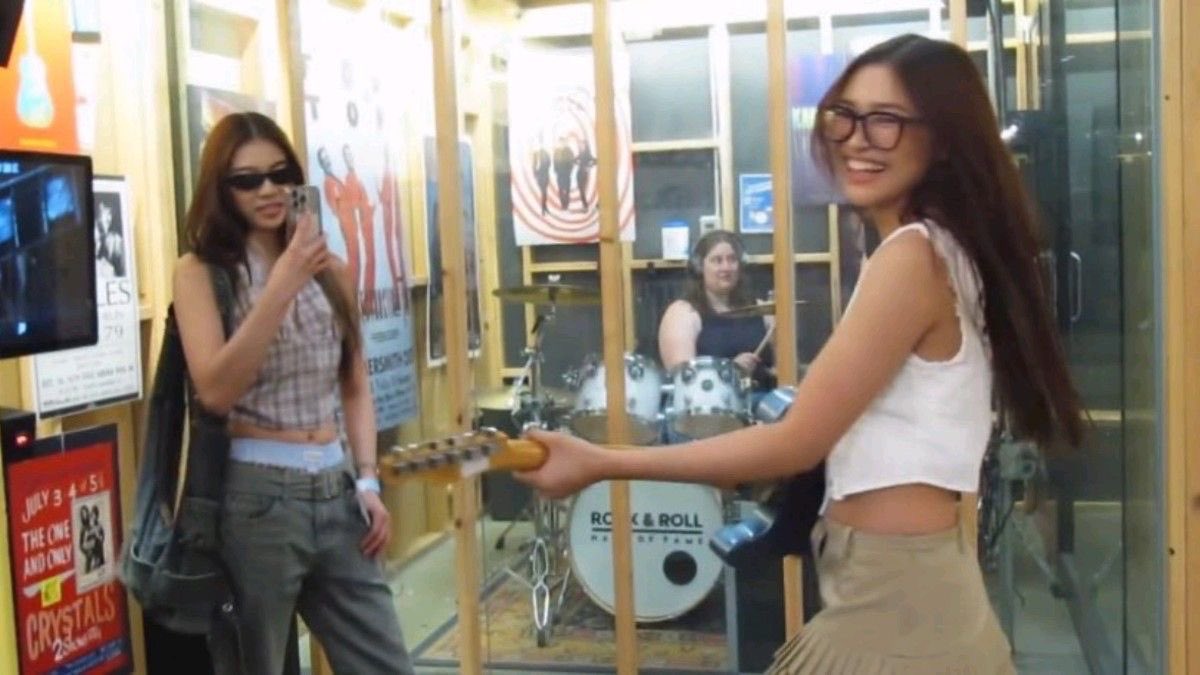 aninotes_'s tweet image. my favorite thing about Jhocey is they are best friends in every way. They may tease each other, they may joke around, but they are each other’s person. Staku will endlessly tease Jho, but she’ll follow her lead anywhere. Jho will be the pillar everyone looks up to, but she’ll…