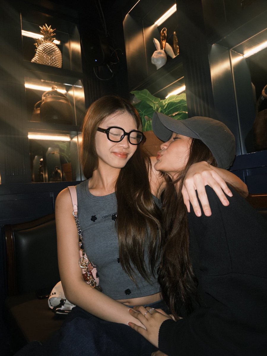 aninotes_'s tweet image. my favorite thing about Jhocey is they are best friends in every way. They may tease each other, they may joke around, but they are each other’s person. Staku will endlessly tease Jho, but she’ll follow her lead anywhere. Jho will be the pillar everyone looks up to, but she’ll…