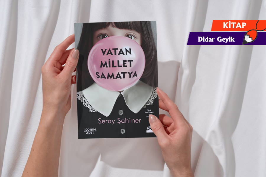 Bu kitap, Türkiye’de kapitalizmin aşamalarını, sınıfsal gerçekliğin bütün yüküyle İstanbul’da bir yaşamaya çalışan bir ailenin kız çocuklarının gözünden bizimle buluşturuyor.

✒️Didar Geyik <a href="/seraysahiner/">Seray Şahiner</a>'in Vatan Millet Samatya isimli eserine dair yazdı..
ekmekvegul.net/kultur-sanat/u…