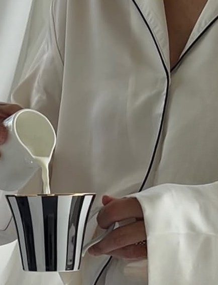 andreash1's tweet image. Con pan, mantequilla y mermelada sabe mucho más rico. 

Cambiar de tema ayuda a enfocarnos en lo importante.

Se puede ayudar sin criticar a quien se ayuda.

No olviden un perfume que les alegre el día.

#CoffeeBreak
