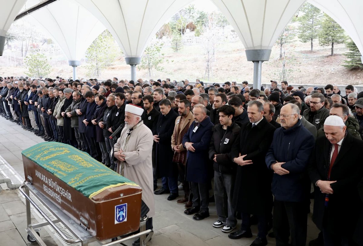 “Allah’tan korkmaya çalışıyorum, it gibi titreyen bir mümin olmak istiyorum.” 
 
Hakk’ı, inandığını, düşündüğünü, yaşadığını yazan, tevazu ehli bir kalem eksildi hayatımızdan. 
Bugün kendisini hep düşündüğü, kendini hazırladığı, “aynel yakîn” ile bildiği menzile uğurladık.