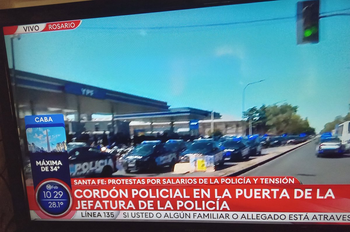 Gol en contra.

Tras los anuncios del Ministro de Justicia y Seguridad de la Pcia de #SantaFe Cococcioni, se plegaron aún más, efectivos policiales a la protesta.

Esto ocurre ahora Martes, frente a la Jefatura en #Rosario 

Suman más de 100 móviles entre patrulleros y motos.