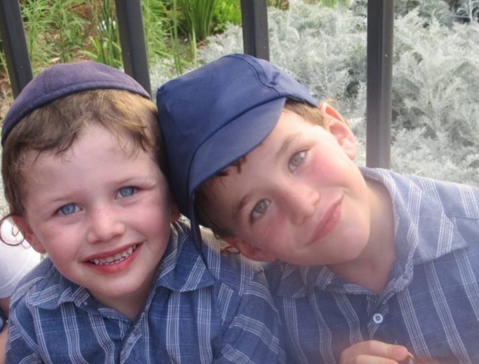 malikalon7's tweet image. 3 שנים לרציחתם האכזרית של האחים יעקב ישראל פלאי ואשר מנחם פלאי. ב-10.2.23 מחבל ערבי מעיסוויא האיץ את רכבו ודרס בעוצמה קבוצת יהודים בתחנת אוטובוס. גם אלתר שלמה לדרמן הי"ד בן ה-20 נרצח ואשתו הטריה נפצעה, יחד עם 4 נוספים. תזכורת לכך שהאויב לא נולד ב-7.10 וגם לא ייעלם בסיום המלחמה.